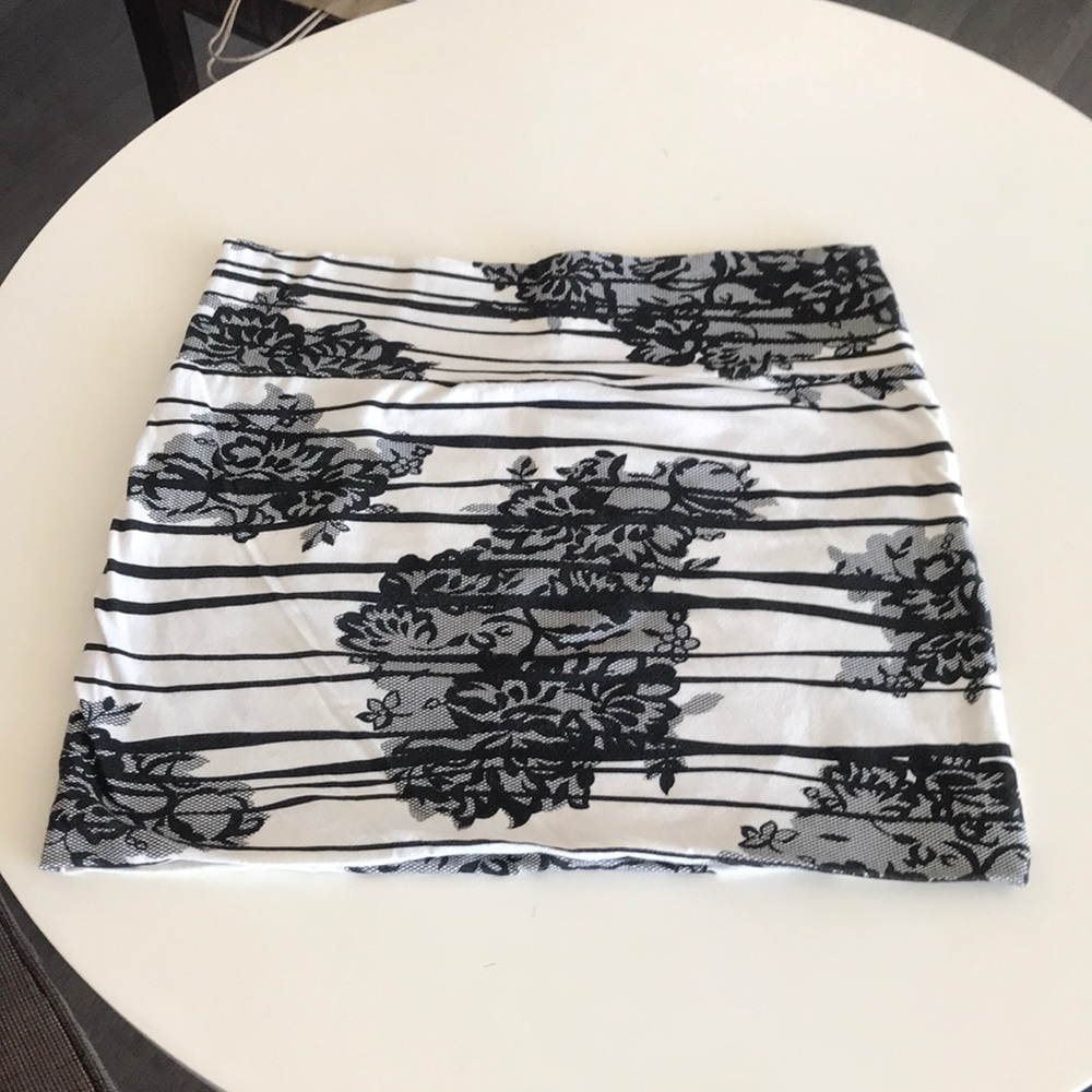 Black and white flower skirt Size XL